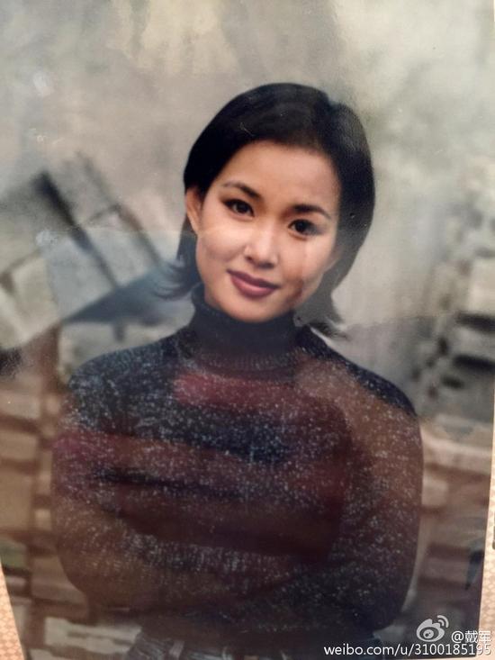 戴军晒老搭档李静旧照撞脸李若彤图