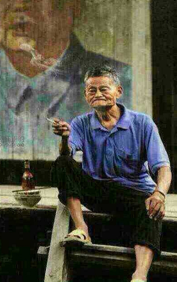 马云身价也一下暴跌14个亿,多年后他回到农村老家,坐在祖传老屋前的