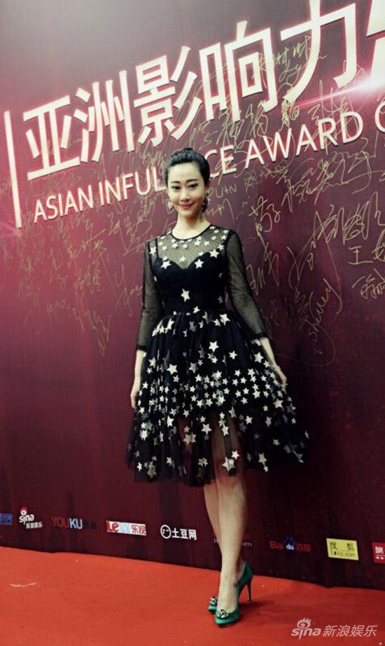 唐妤萌黑色蕾丝裙获奖受认可打拼多年