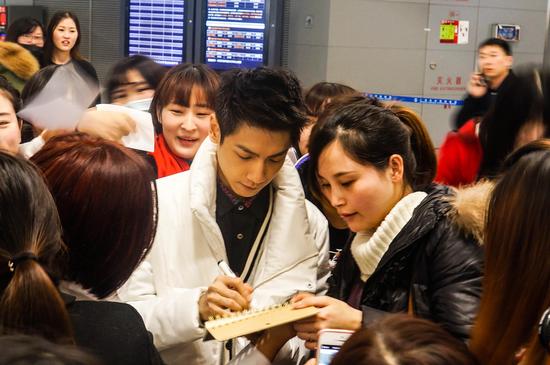 罗云熙给粉丝签名