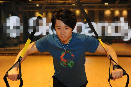 夏雨演示健身器材