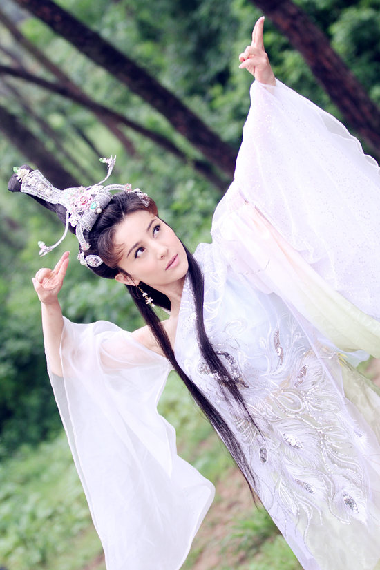 气质美女周庭伊封神英雄演绎清纯仙子