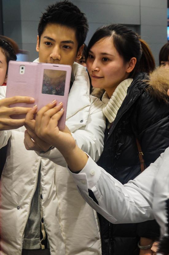 罗云熙和孕妇合影