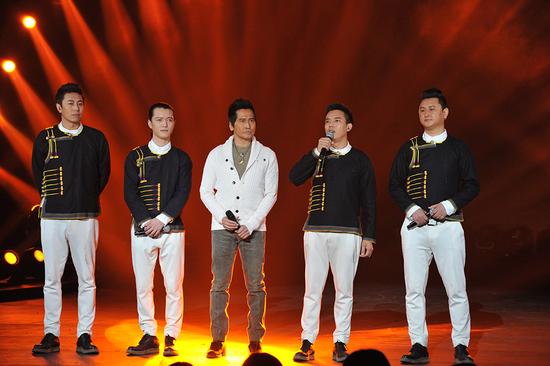 为此节目组还偷偷为组合的成员阿黑准备了一份惊喜,在齐秦和太阳部落