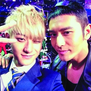 黄子韬(左)和黄晓明(右)交情好.