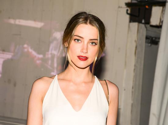 又一个男神要婚了 德普&小女友甜蜜情侣配