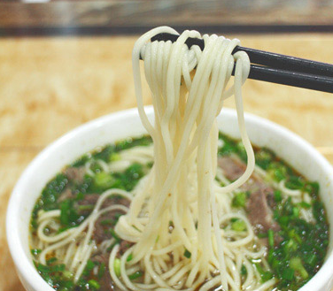 面条和粥月经期容易腰痛,食欲不好,这时要多吃一些开胃,易消化的食物