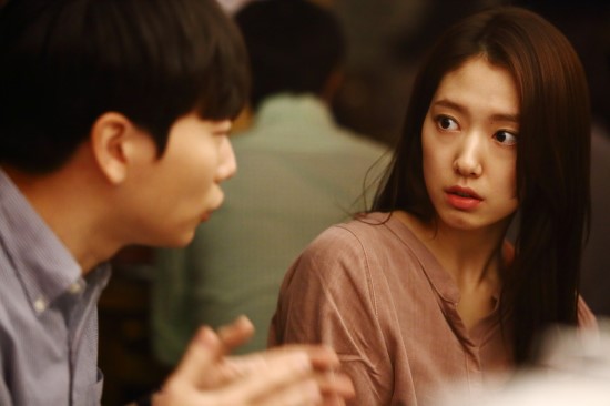 韩影《beautyinside》朴信惠惊讶瞪眼(图)