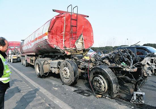 北向南方向距离航海东路下站口非常接近处,两辆大货车发生追尾事故