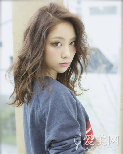 头发少女生必备丰盈发型 蓬松更吸睛