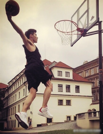 吴亦凡在布拉格片场打篮球