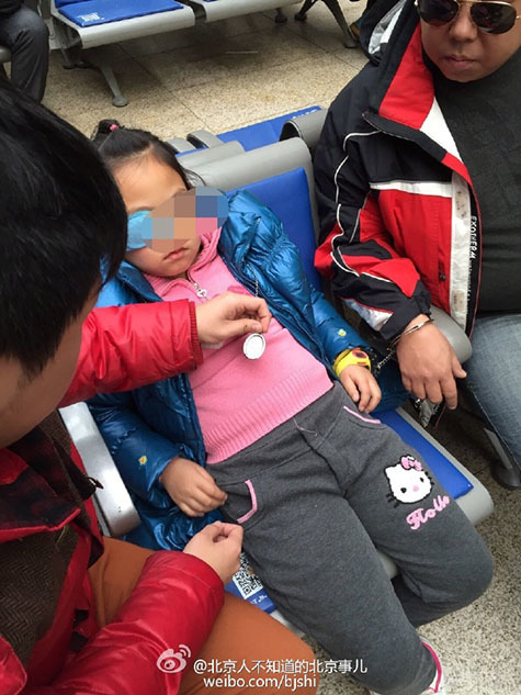 春运一父亲铐住女儿防丢失(图)