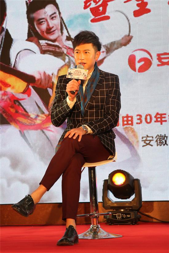 《封神英雄》8日于深圳召开明星见面会,剧中主创陈键锋[微博],李依晓