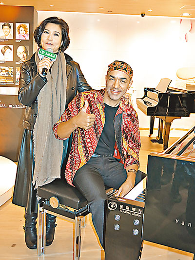 Mark(右)联同韦绮珊合作演绎歌曲