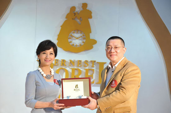 赵雅芝现身济宁