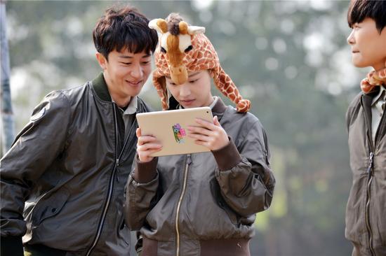 倪妮戴长颈鹿帽子呆萌 伏地助黄轩巧翻盘