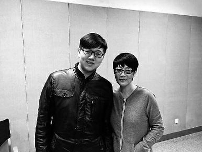 杨蕾与90后编剧献乐谋在春晚后台合影