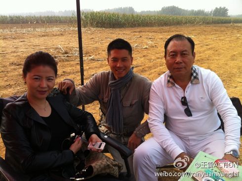 演员王雷自曝妈妈上春晚(右边看镜头的红衣美女)