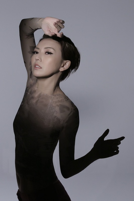 孙燕姿伪刺青上身“胸衣丝袜”展纤细好身材