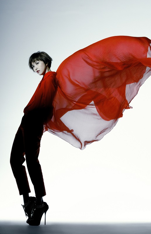 孙燕姿新歌《radio》宣传照爆光开启新巡演