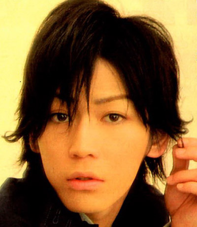 龟梨和也现身宣传新片 伪装成保安送惊喜