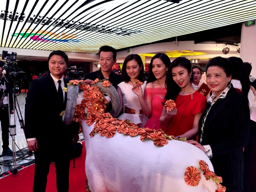 郭昊伦出席电影人春晚携手北电恩师亮相