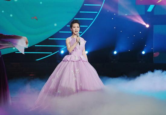 雷佳登湖南春晚 演唱《板蓝花儿开》|雷佳|春晚|湖南卫视_新浪娱乐