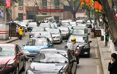 "嘀嘀…"昨日上午10点,万州北滨路上汽车喇叭声此起彼伏,因为堵车