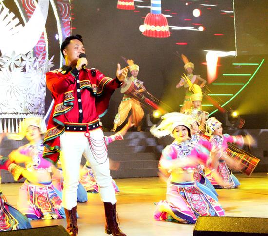 阿普萨萨登湖南春晚 载歌载舞演绎民族风