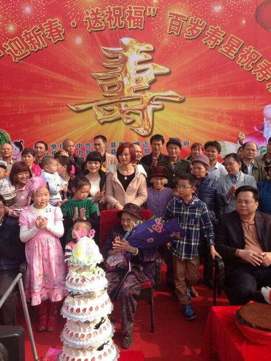 108岁的刘玉花阿婆本报讯五世同堂,儿孙多达六七十人,澄迈县金江镇