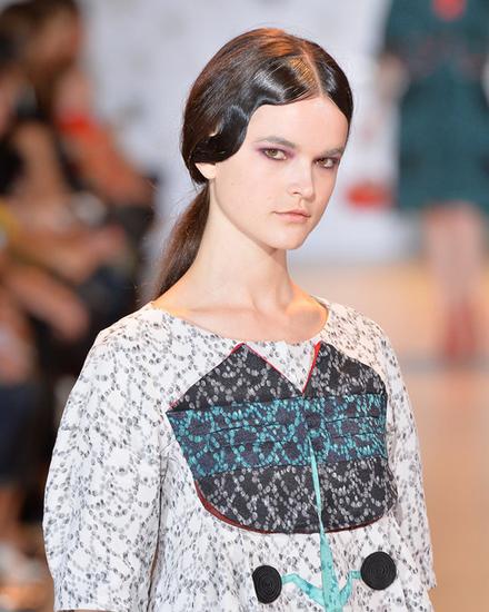 5款t台马尾造型 提升开春吸睛指数|马尾|t台发型_新浪时尚_新浪网