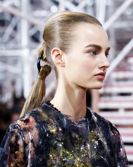 5款t台马尾造型 提升开春吸睛指数|马尾|t台发型_新浪时尚_新浪网