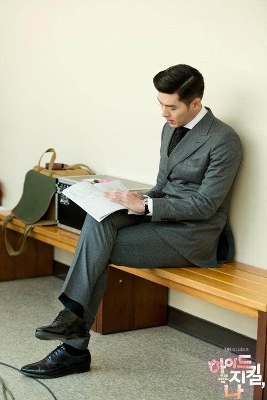 《海德》玄彬片场用功读剧本 坐立皆有型