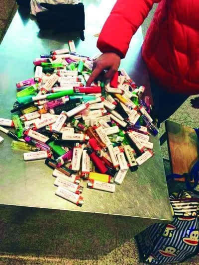 图为旅客张某被查获的310只打火机