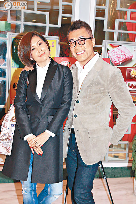 伍咏薇与练海棠恩爱地走进餐厅,羡煞旁人.