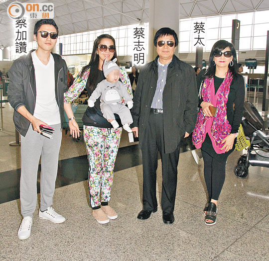 汪圆圆(左二)带着女儿与老公,公公婆婆外游充电.