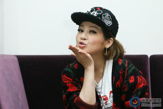 王彩桦脱衣舞厅遇变态 厕所门缝与其对视