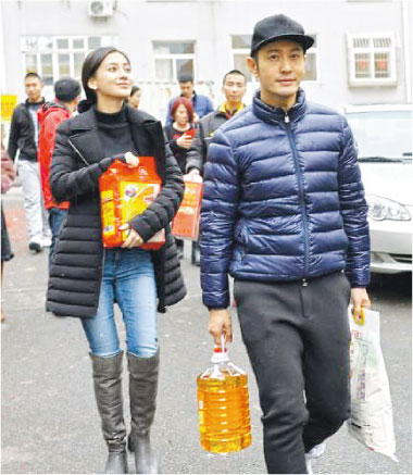 黄晓明与女友Angelababy亲力亲为将物资送给长者。