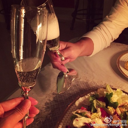 夫妻俩喝香槟浪漫庆祝生日