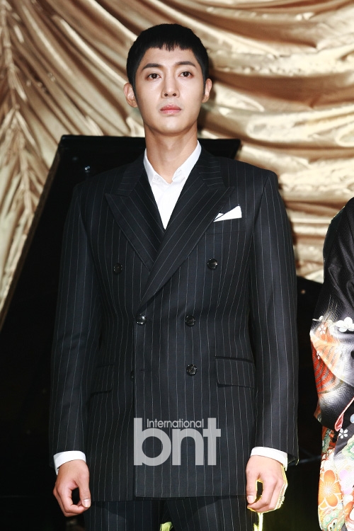 韩星金贤重12日低调入伍 与旧爱纠纷未平