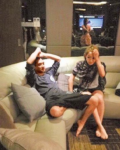 萧亚轩（右）与Elroy甜蜜窝在他新加坡家中沙发