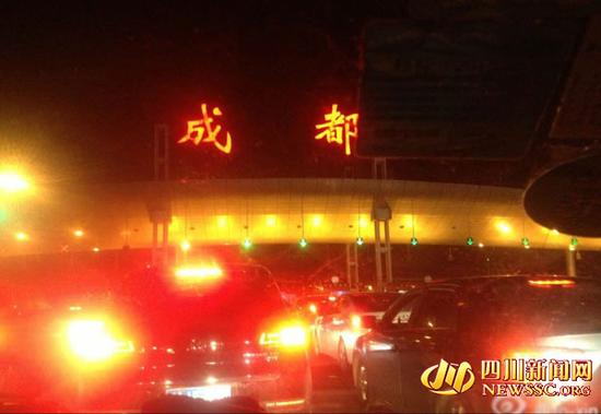 成都收费站异常拥堵(图据网友微博)