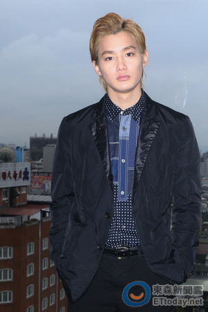 野村周平从小在日本华侨学校读书,因此对中文很熟悉.