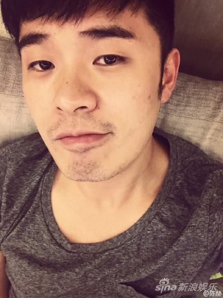 陈赫调侃白金裙心情好钟情蓝胖子显童心