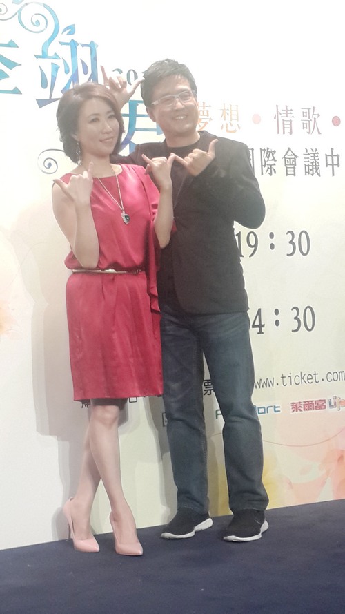 李翊君宣传演唱会老公甜蜜站台送大礼