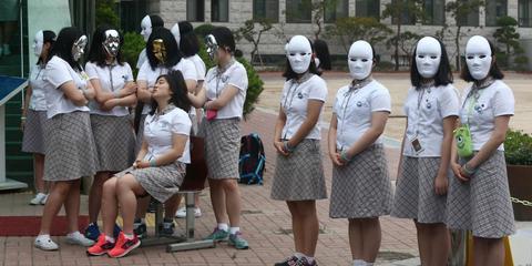 校园暴力：女生在宿舍遭6名未成年女孩围殴拍裸照