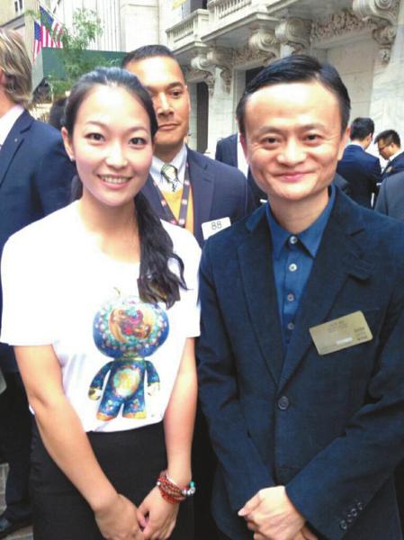 "敲钟女孩"王淑娟与马云(图片由受访者提供)
