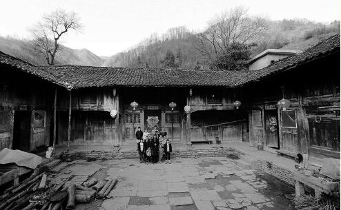 居住在一座古老的四合院,四世同堂,祥和宁静,是远近闻名的"武家花房子