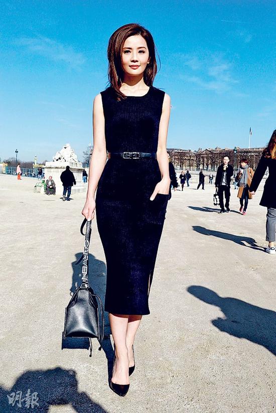 阿Sa昨天（3月5日）出席法国时装品牌CARVEN在巴黎举行的2015秋冬时装秀。