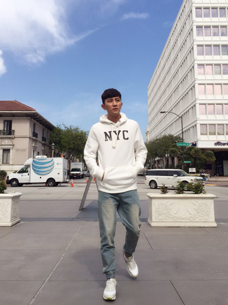 大左街头开跑车兜风悠闲度假狂拉仇恨